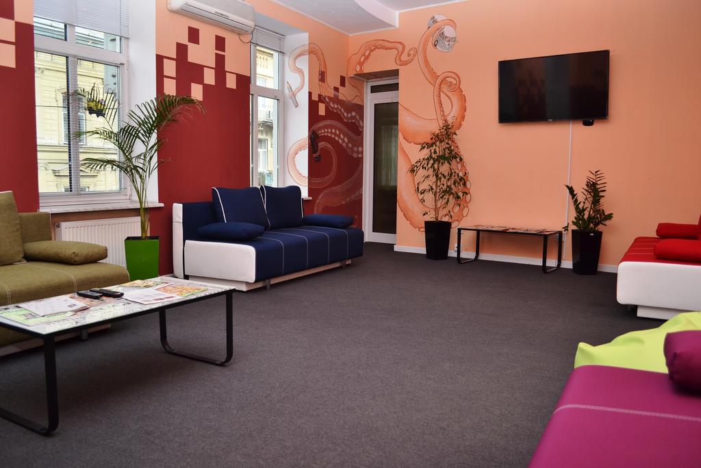 Wanted Hostel Lviv Luaran gambar